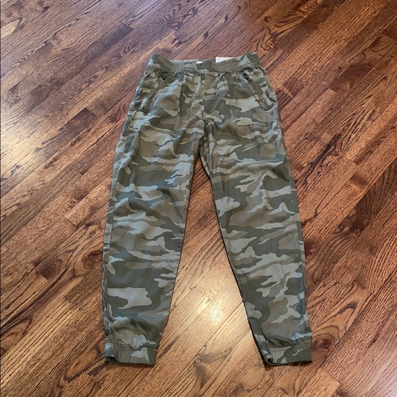SO Pants - NWT camo joggers small
